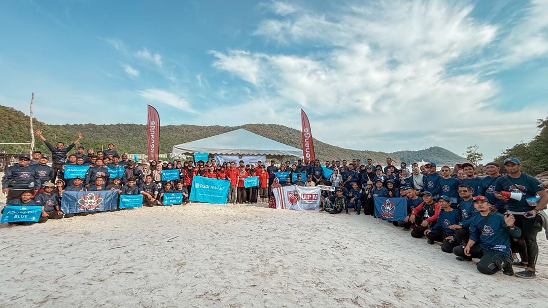 Lebih 100 Sukarelawan  Berganding Bahu Bersihkan Pulau Redang